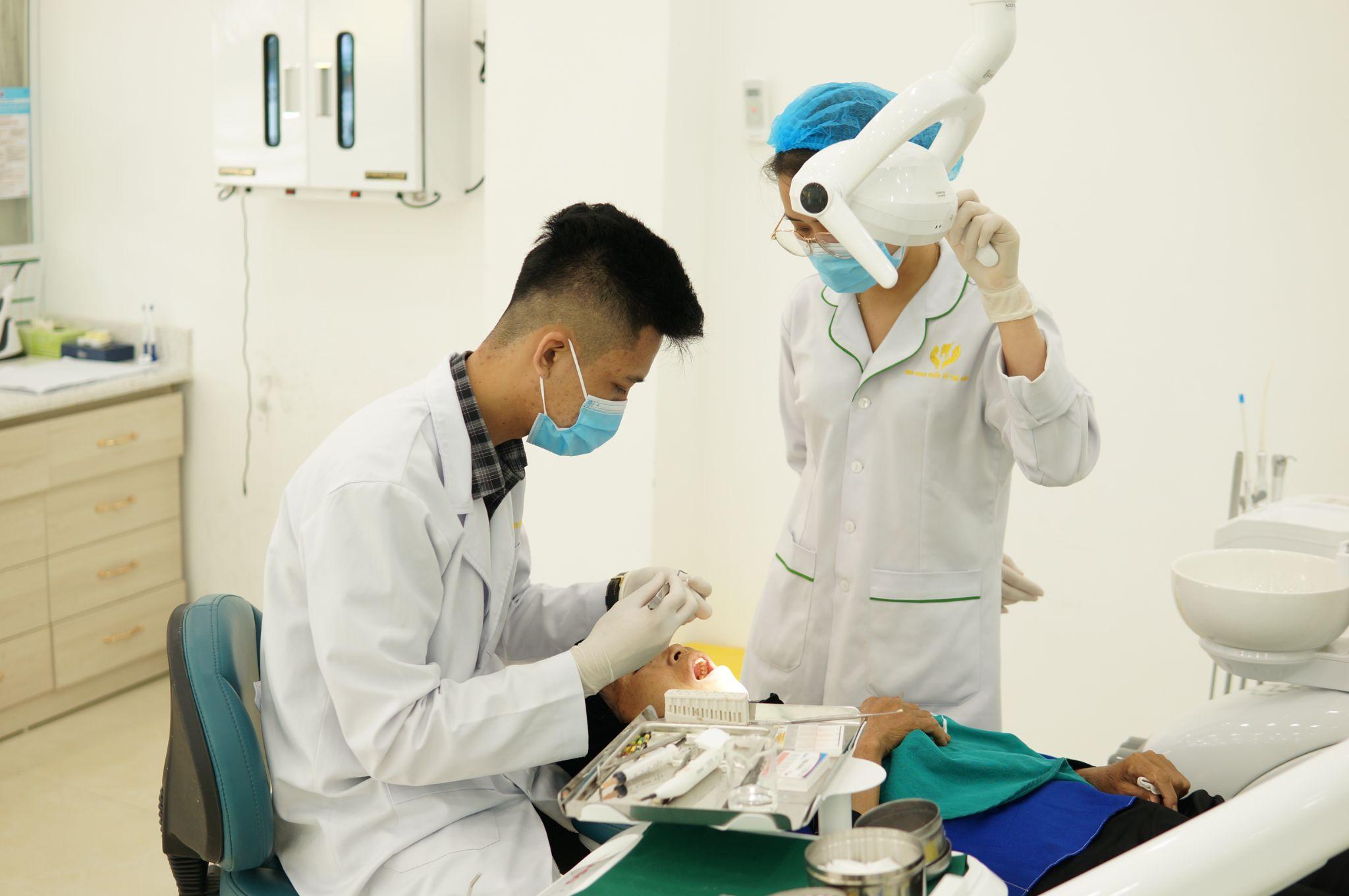 Những lưu ý sau khi trồng răng implant